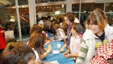 Nebunie la prima sesiune de autografe a trupei LaLa Band: 2.500 de fani s-au impins sa isi vada idolii