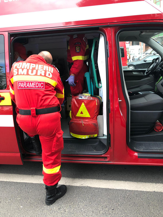Scene șocante în Capitală! Un polițist a fost acroșat de o mașină și târât câțiva metri