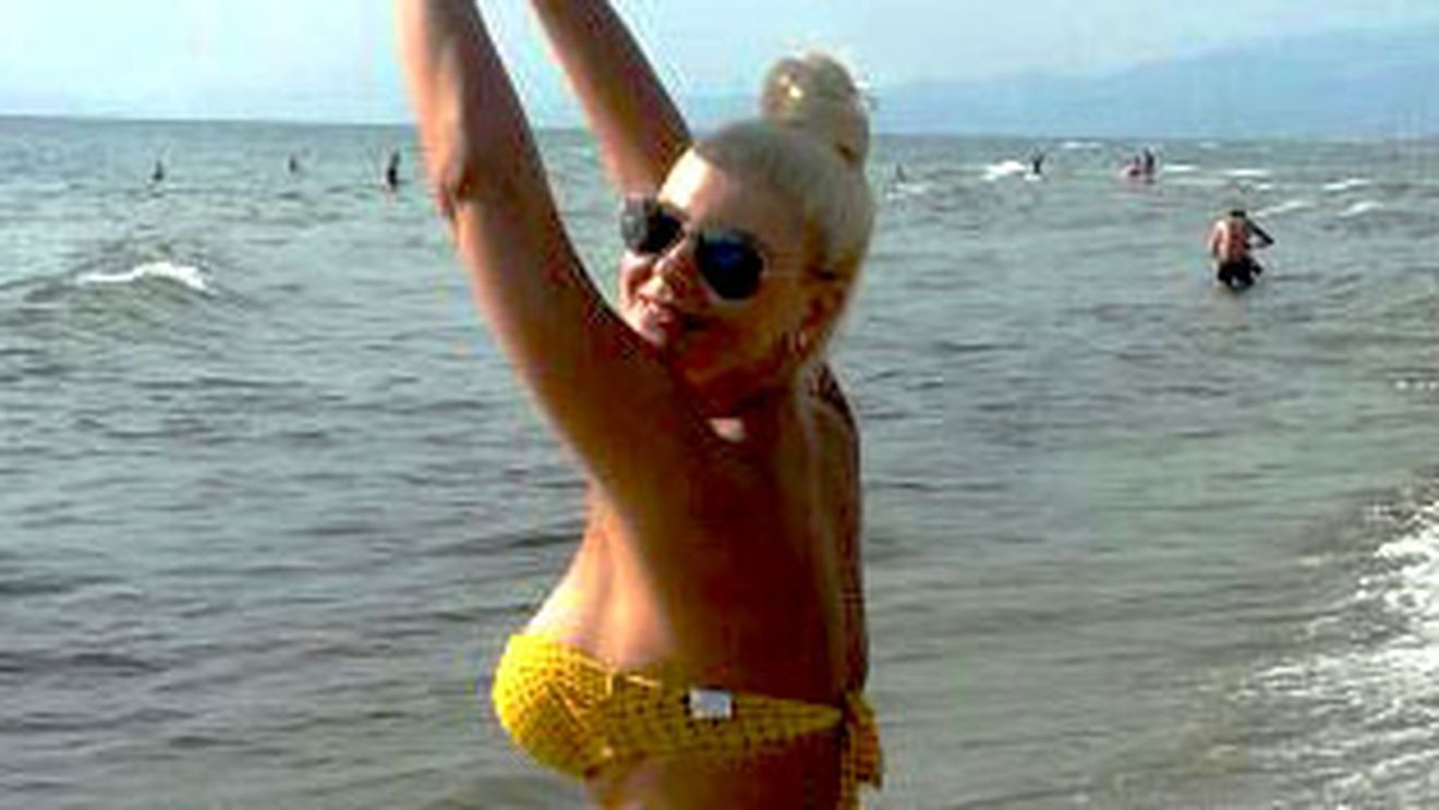 Vara ispitelor a trecut dar "dovezile" au ramas! Cele mai fierbinti poze de pe litoral cu o cantareata celebra de la noi!