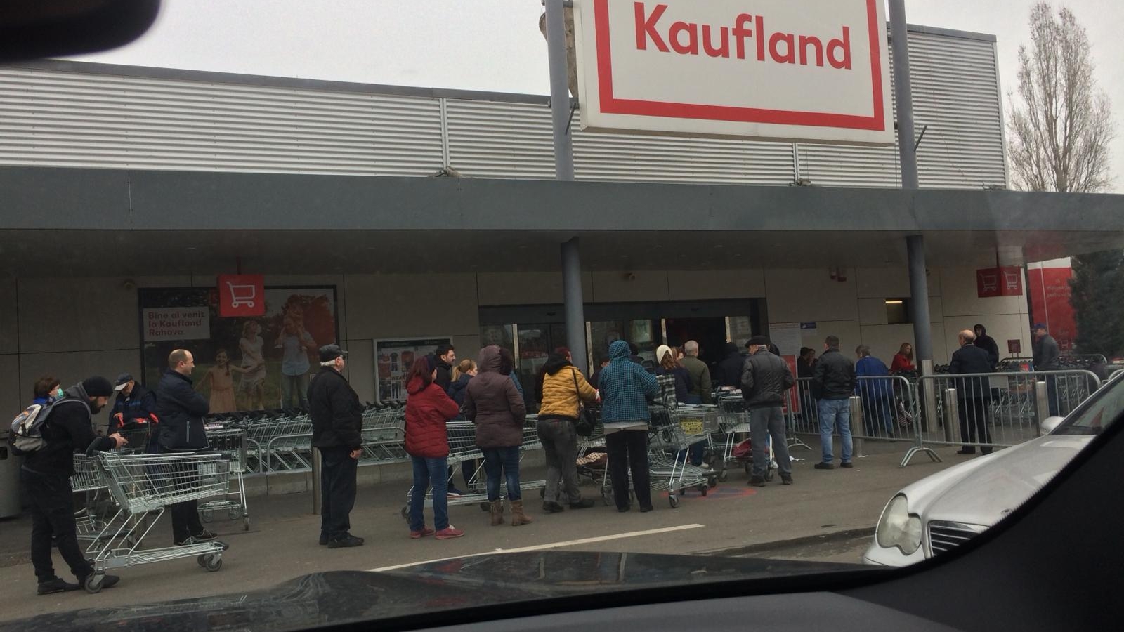 Românii au luat cu asalt supermarket-urile, în ciuda avertismentelor. Stau la cozi infernale așteptând să intre pentru a-și face provizii