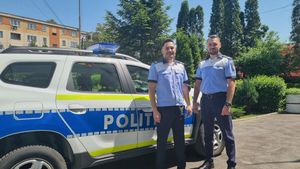Doi polițiști din Craiova, eroii zilei! Au salvat de la moarte o fetiță de un anișor