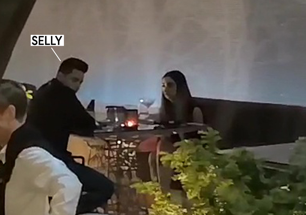 Selly a stat mai tot timpul pe telefon, la cina cu iubita