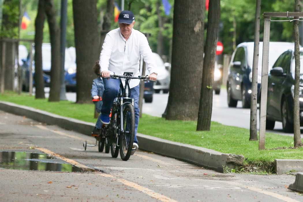 Călin Popescu Tăriceanu & juniorul s-au “întrecut” cu bicicletele pe Kiseleff