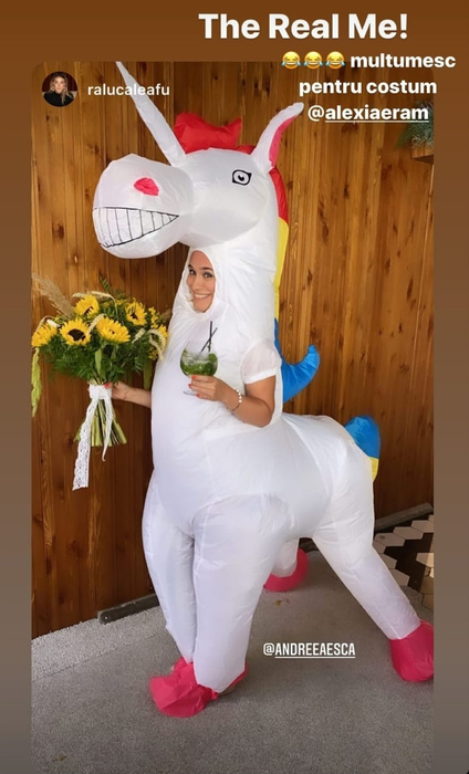 Andreea Esca, într-un costum de unicorn, primit cadou de la fiica ei