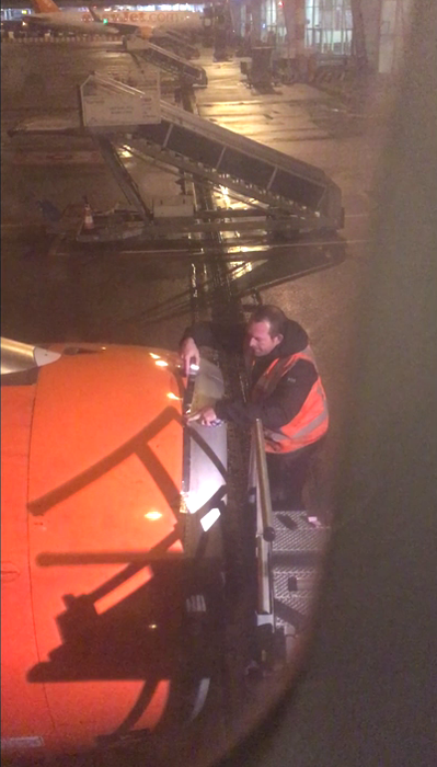 A filmat un moment şocant, chiar înainte ca avionul să decoleze! Ce făcea de fapt un tehnician care fusese chemat să repare motorul