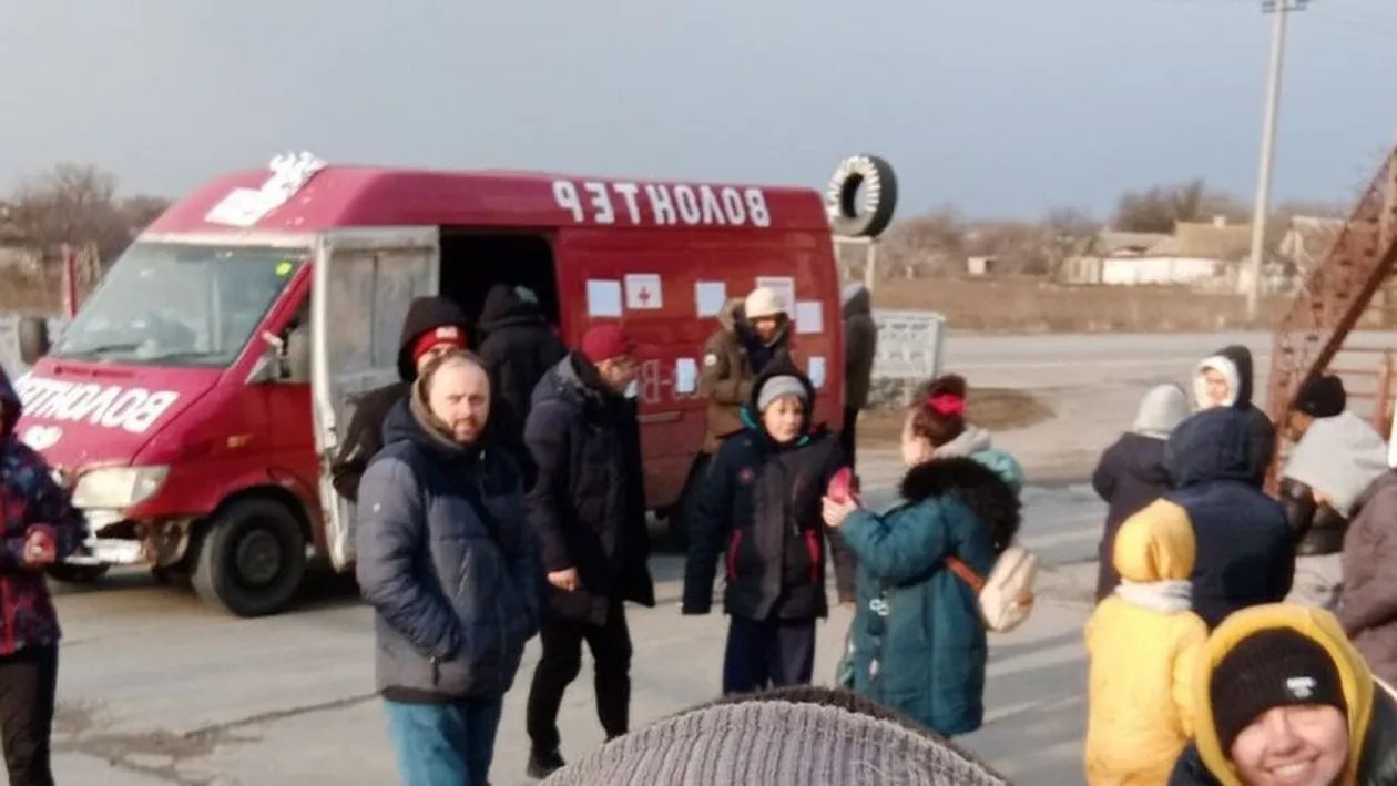 A ajutat 200 de ucraineni să fugă din calea bombardamentelor. Povestea incredibilă a bărbatului cu duba roșie