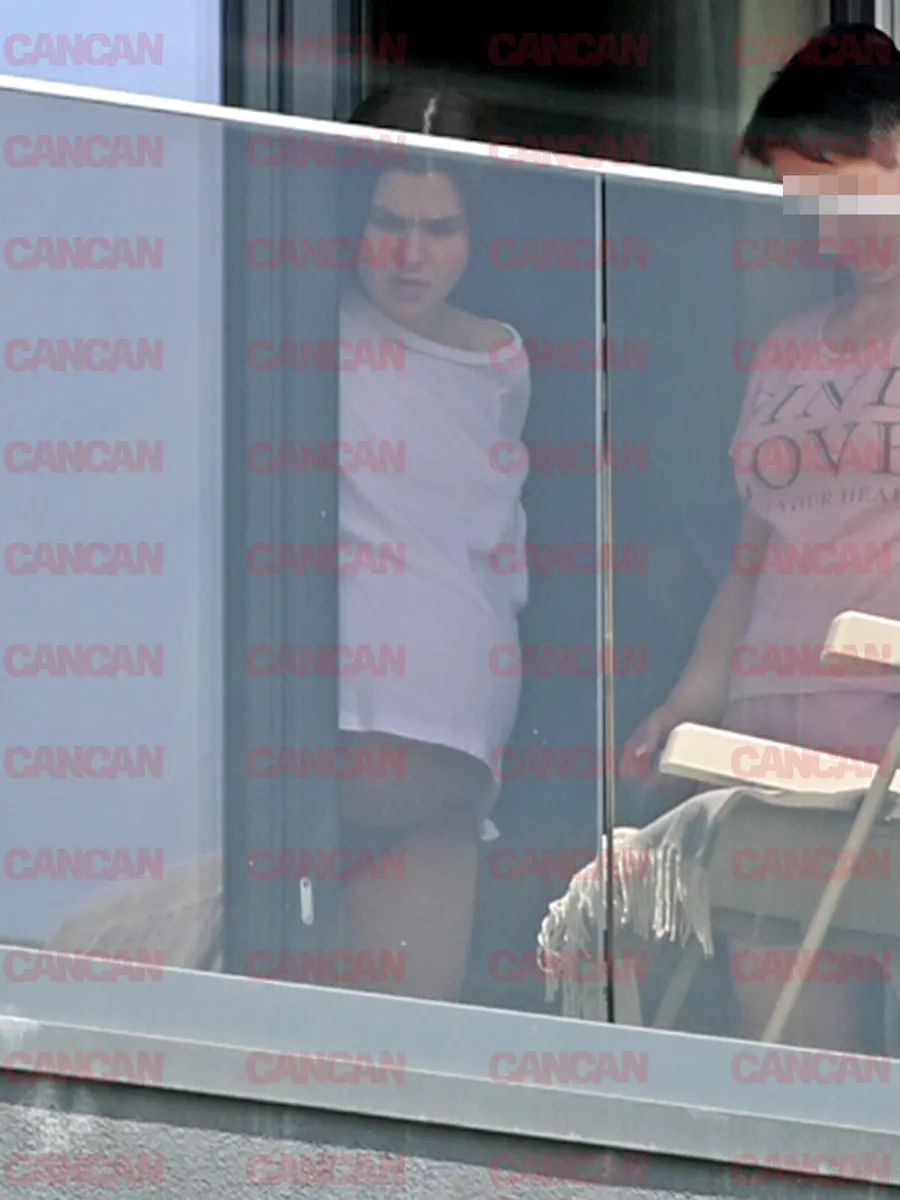 Theo Rose, cu lenjeria intimă la vedere