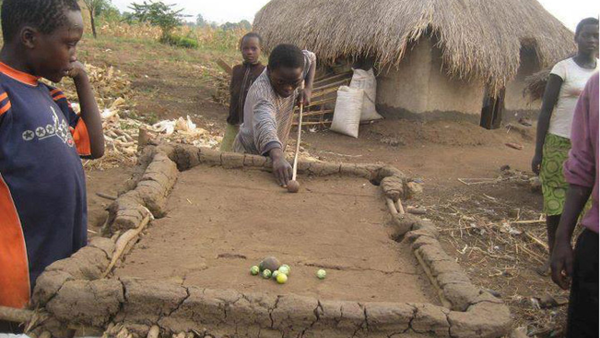 Ei sunt viitorii Ronny O'Sullivan! Africanii astia invata snooker pe mese facute de mana lor - FOTO de EXCEPTIE!