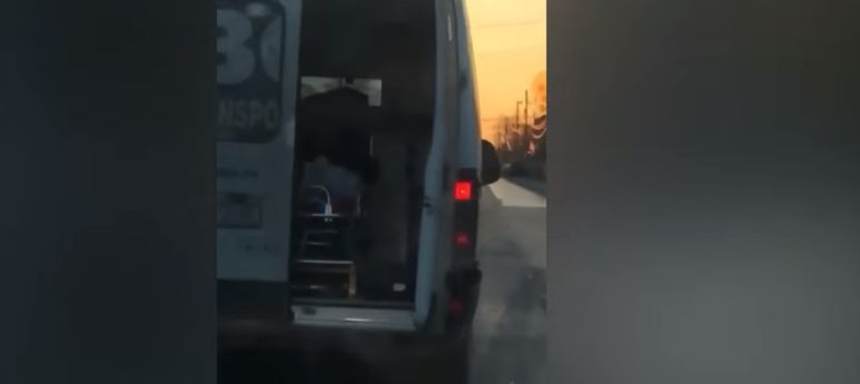 Un şofer de ambulanţă din Piatra Neamţ, filmat cum transporta un pacient cu uşile deschise