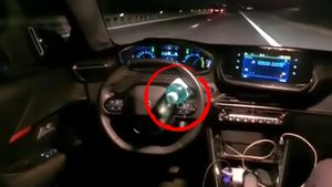 "Uitați, bă, se conduce singură mașina!" Ce a pățit un șofer român, după ce a fixat o sticlă la volan si a trecut pe bancheta din spate, în timp ce mergea pe Autostrada Soarelui