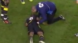 VIDEO Un fotbalist de la Bolton Wanderers a facut un atac de cord pe teren! Starea lui e critica!