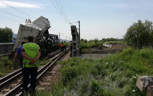Accident pe calea ferată în județul Bacău. Locomotiva și un vagon al unui tren de persoane au deraiat, după impactul cu un camion