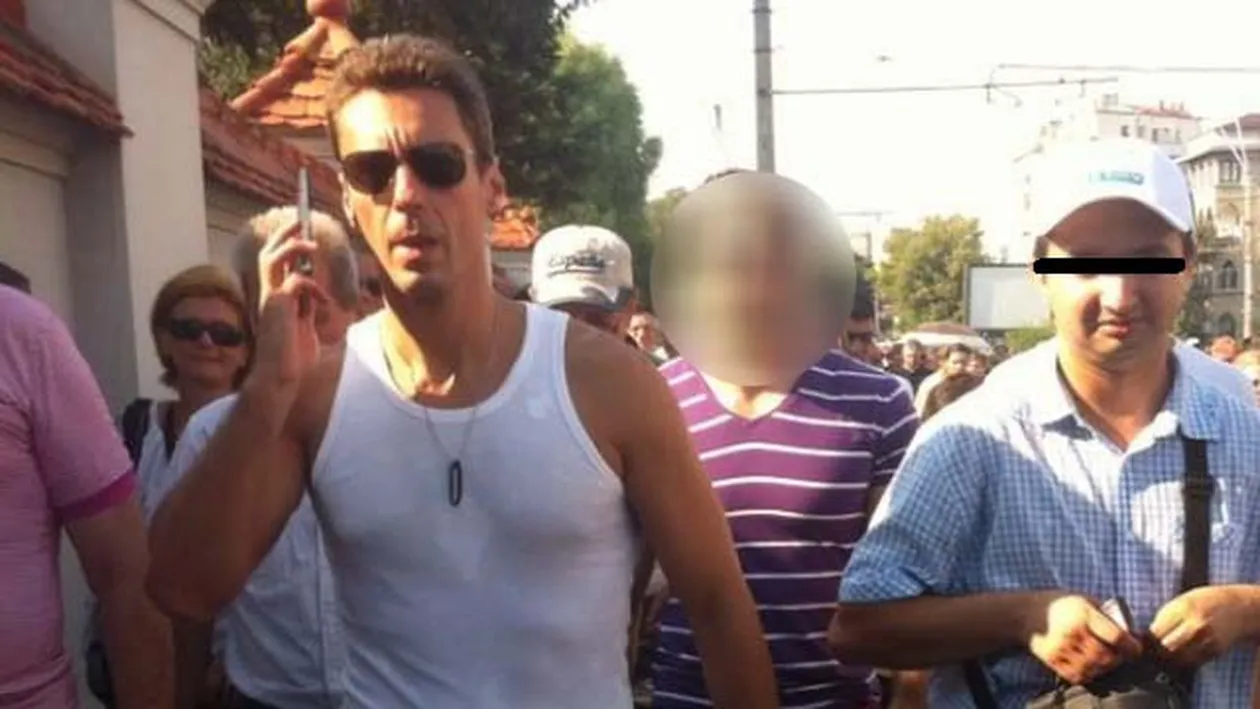 Aparitie INCREDIBILA la mitingul de la Cotroceni! Mircea Badea ar fi luat-o razna daca vedea cine e in spatele lui