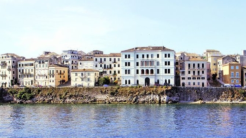 Europarlamentarul Adrian Severin, turist la un hotel de doua stele! Vacanta la pret redus in Corfu