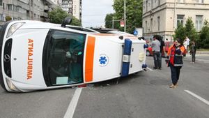 Accident grav în Capitală! O ambulanţă care transporta un copil a fost lovită din plin de o autoutilitară