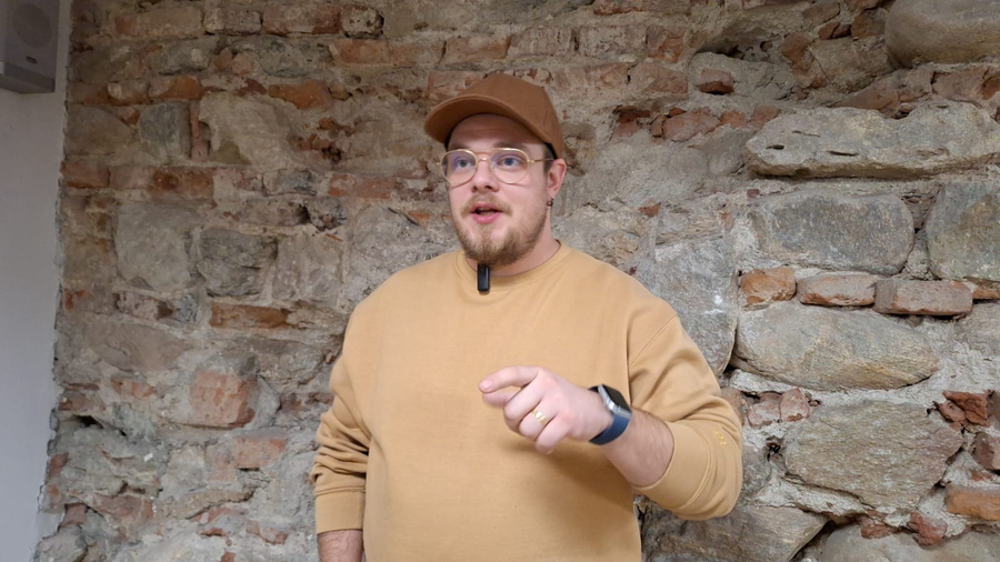 Emanuel Bighe este un actor și comediant român