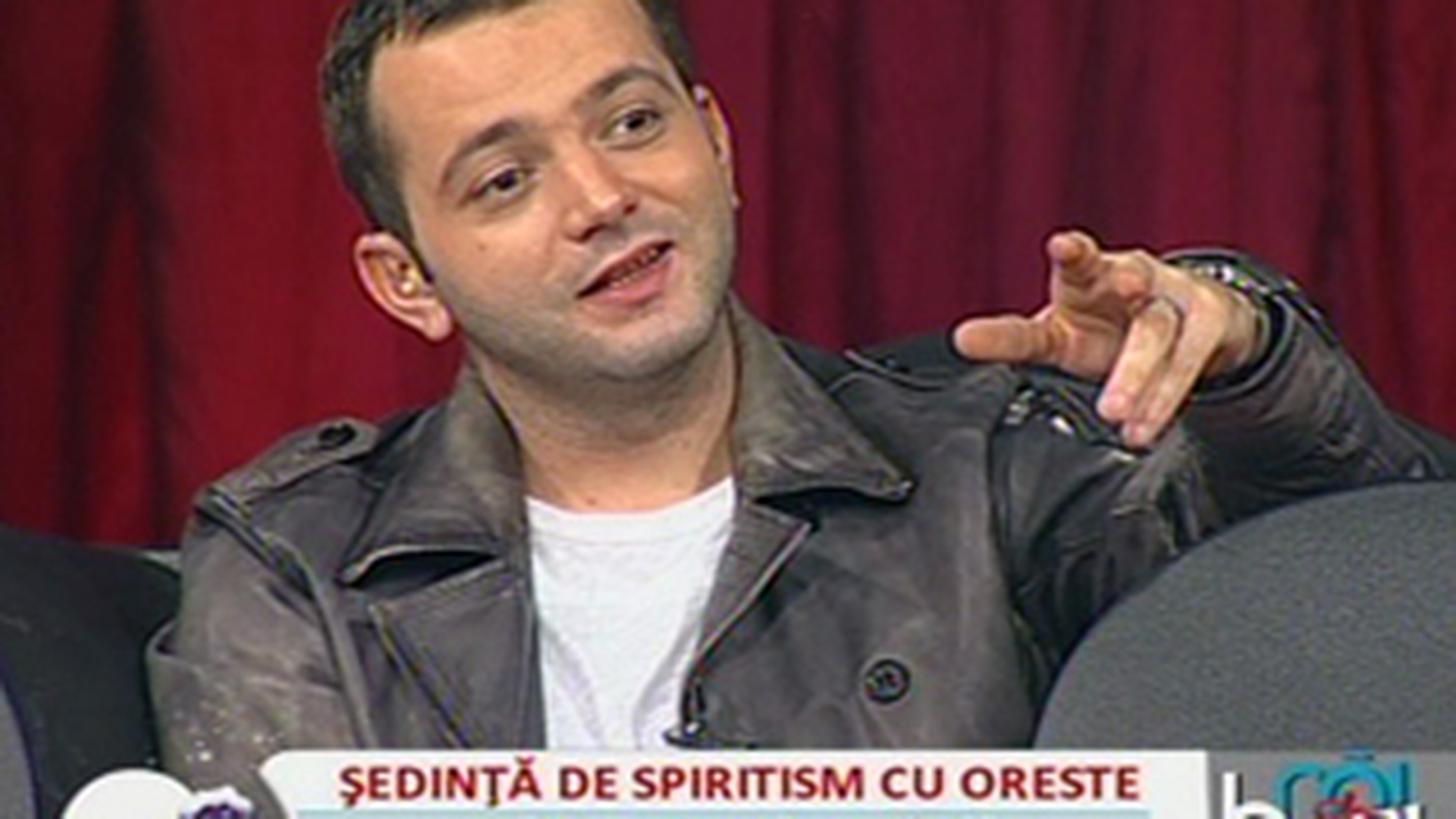 VIDEO Asistentele lui Morar s-au apucat sa sfinteasca platoul emisiunii! Vezi cum Cezara da cu apa sfintita pe Rodica!