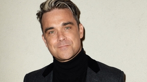 Cantaretul Robbie Williams a ajuns in tara! Nu o sa iti vina sa crezi cine il insoteste in turneu!