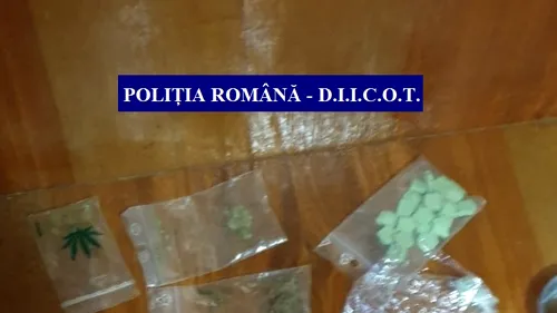 Tineri prinși în flagrant, cu droguri, în Galați. Opt percheziții domiciliare au realizat polițiștii