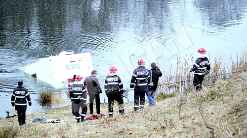 Masina cu numere de Anglia, lasata in Balta Ciobanului din Gorj, nu a fost revendicata. Au pescuit o autorulota din lac