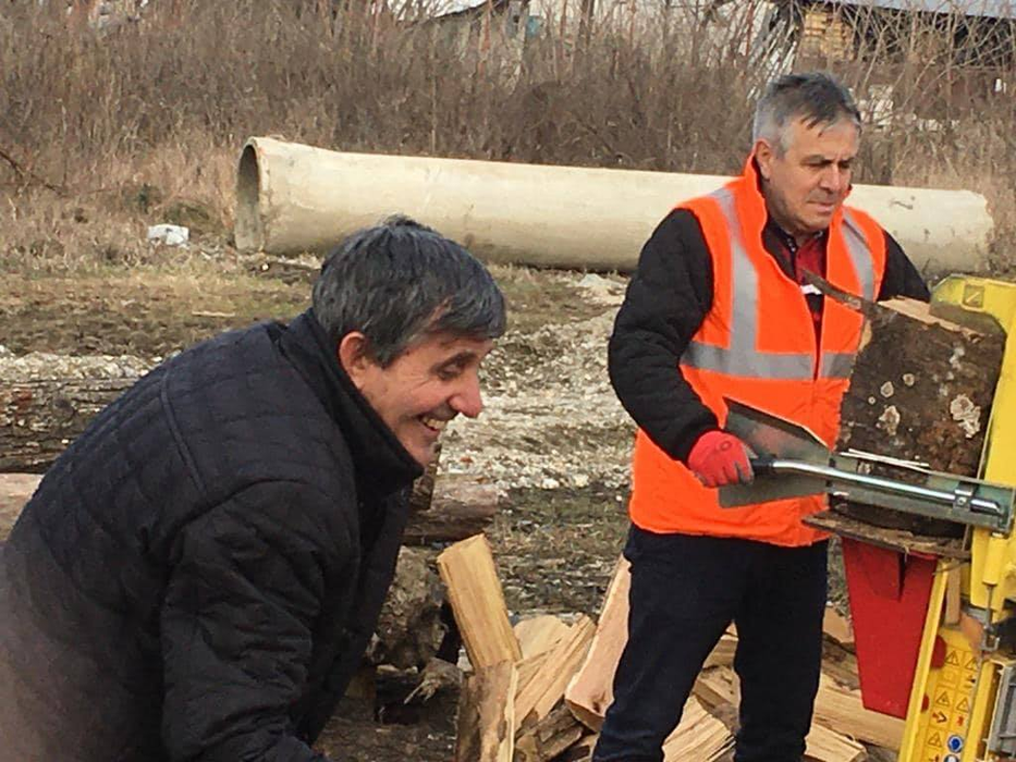 El este primarul care munceşte cot la cot cu angajaţii. A tăiat lemne pentru centrala primăriei