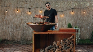 Vatra de foc din oțel corten - un mod inedit de a te încălzi afară în lunile reci sau a pregăti un grătar alături de prieteni și familie