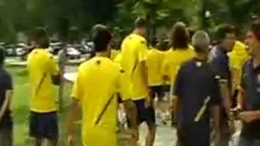 VIDEO Jucatorii lui FC Barcelona, goniti de politisti din parcul de langa Casa Alba! Nu aveau voie sa alerge fara aprobare!