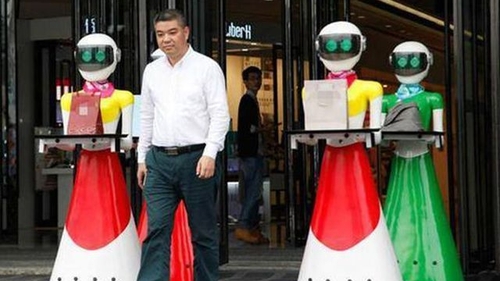 Un magnat chinez a ieşit la cumpărături însoţit de 8 roboţi care să îl ajute cu sacoşele! 