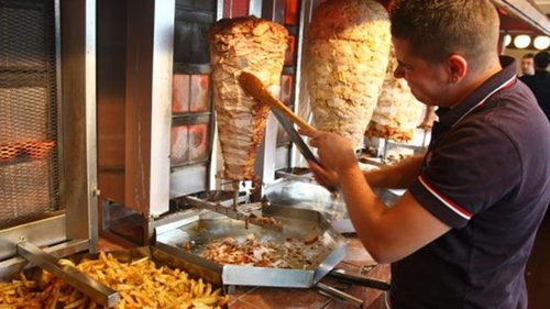 BANC | "Bună ziua, vreau patru shaorme la pachet, vă rog"