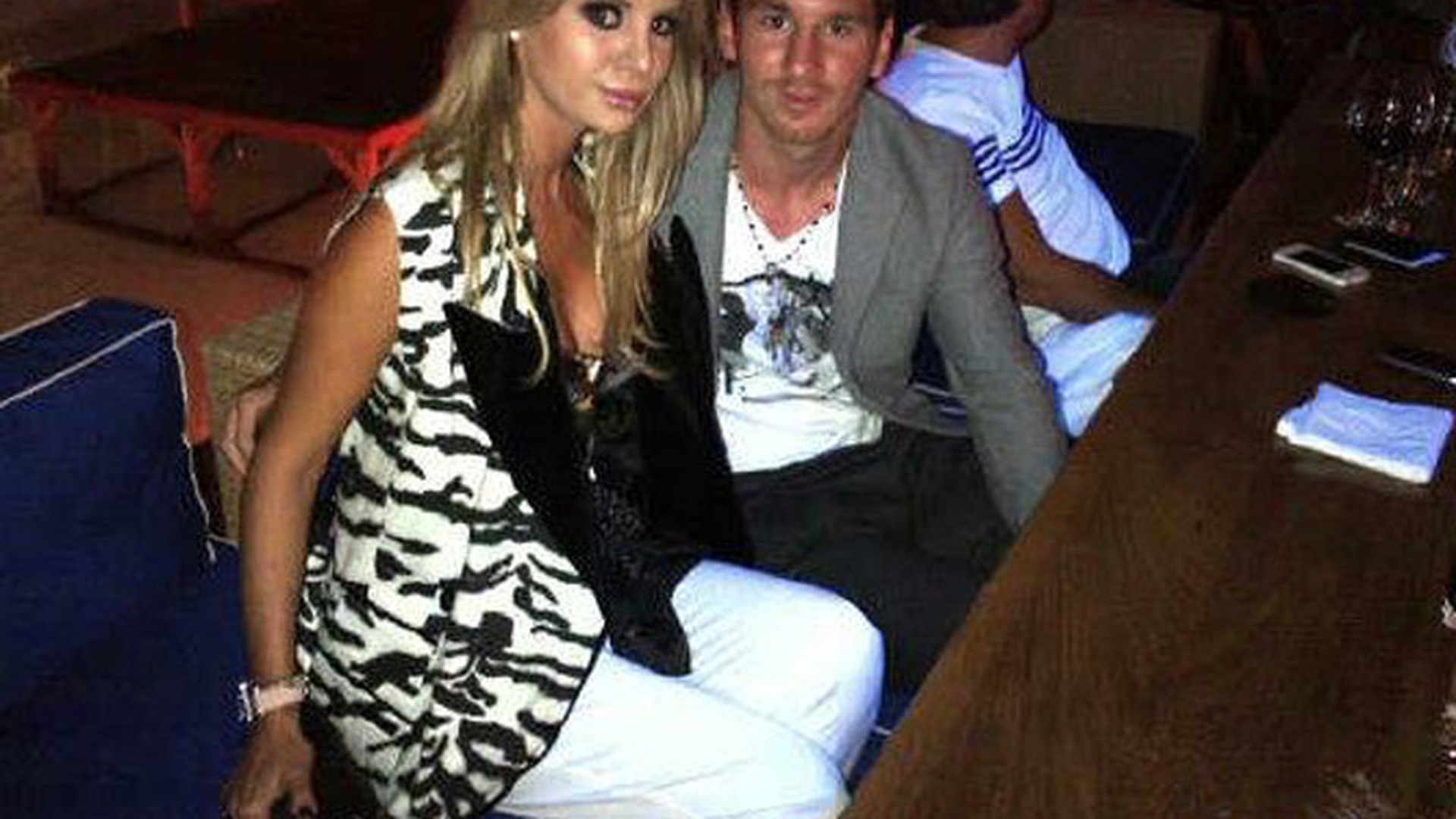 Fotografie de colectie! Marina Dina l-a "fentat" pe cel mai bun fotbalist! La masa cu Messi, in Ibiza!