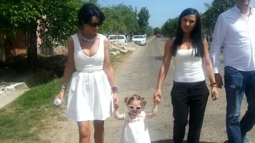 La nici trei ani, fiica Ramonei Lazuran se imbraca aproape identic cu mama ei. Vezi cum le sta!
