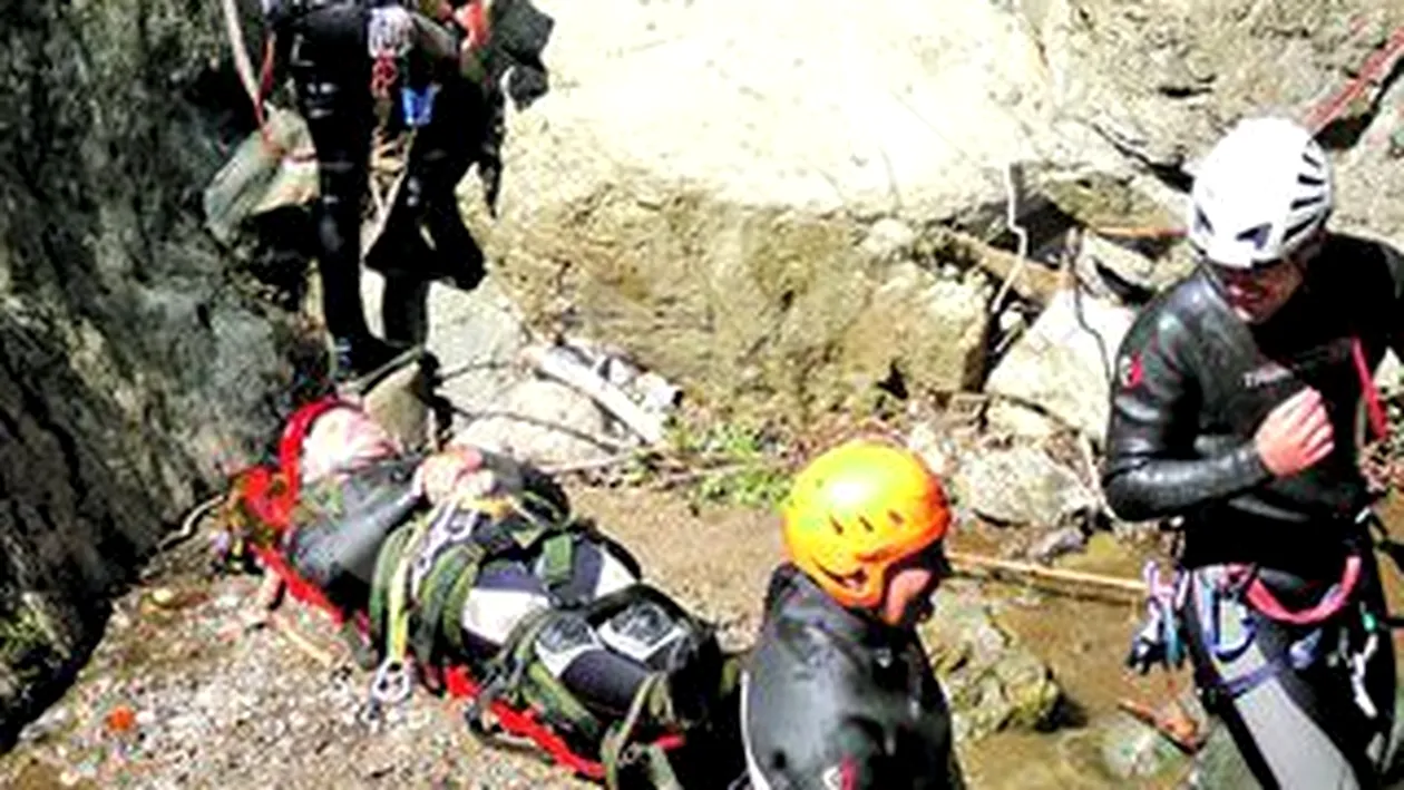 Alpinistii din Arges, dotati de francezi. Au primit echipamente de salvare