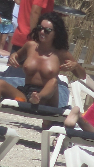 Claudia, iubita lui Dorian Popa, a făcut topless la plajă.
foto: wowbiz.ro