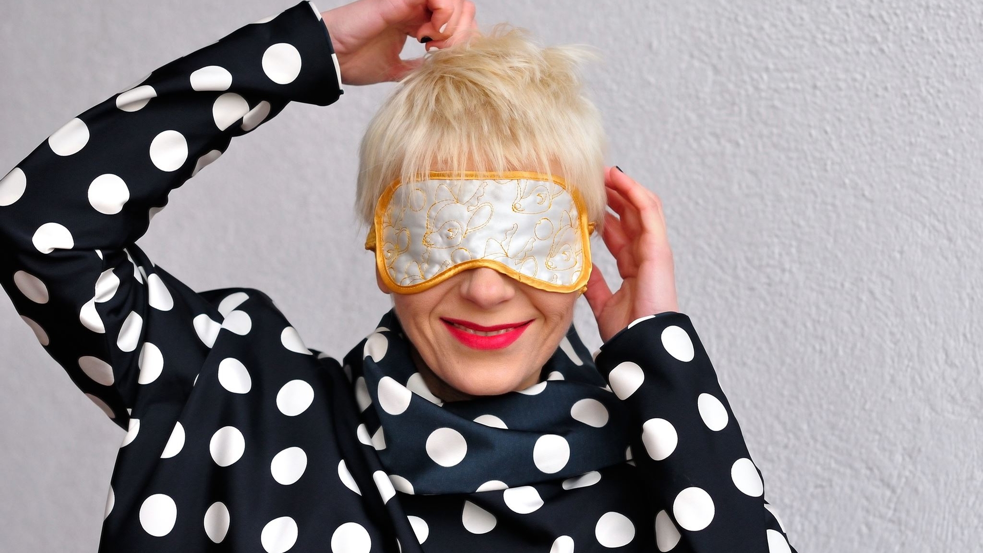 Va mai aduceti aminte de excentrica Gianina Corondan? N-o sa credeti ce face acum blonda, in pijamale!