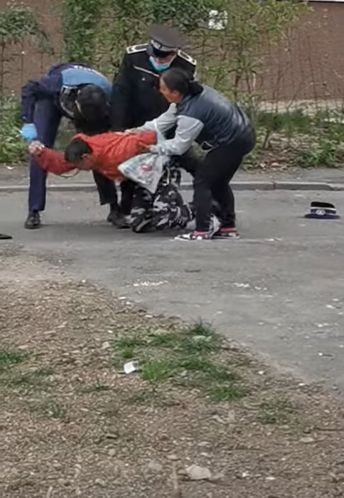 Un angajat al Primăriei Bacău a fost încătușat! Ce nereguli au descoperit polițiștii în declarația pe propria răspundere