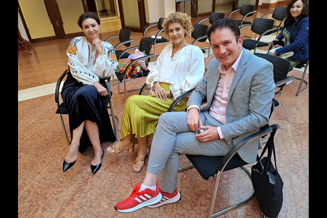 Daniela Nane și Ioana Maria Lupașcu, după un spectacol. Foto: Facebook