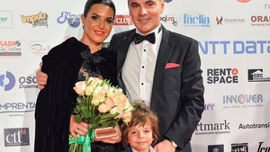 Soţia lui Rareş Bogdan şi-a prezentat la Balul Operei rochia din flori unicat absolut! Creaţia a atras toate privirile