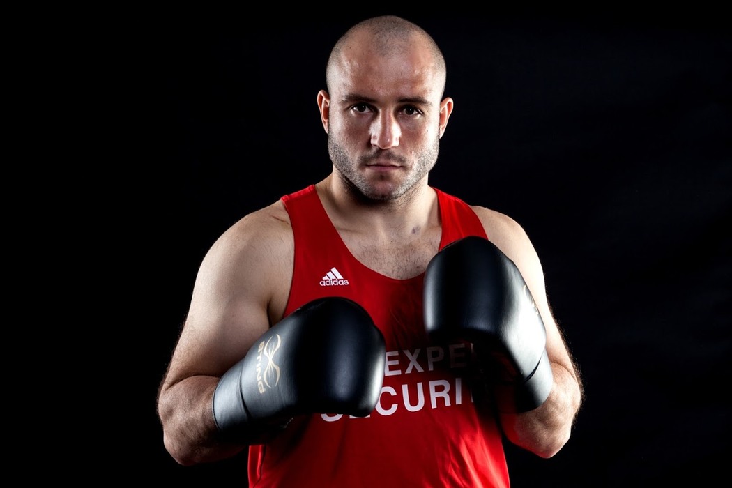 Compania lui Oscar de la Hoya se obligă să-i organizeze lui Mihai Nistor mai multe lupte pe an, cu bursă de meci
