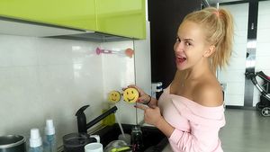 ANDA ADAM a răbufnit, după ce o fană a acuzat-o că face acte caritabile doar pentru publicitate! "Eşti frustrată!"