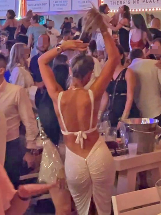 Bianca Drăgușanu a "rupt" LOFT-ul cu mișcările de dans și posteriorul "bombat" (Foto: CANCAN.RO)
