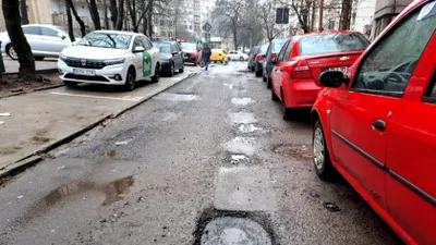 Cum ninge, cum apar gropile în București. După ultimul îngheț au apărut noi cratere pe străzile Capitalei. Primăria anunță „marea cârpeală” a arterelor sparte
