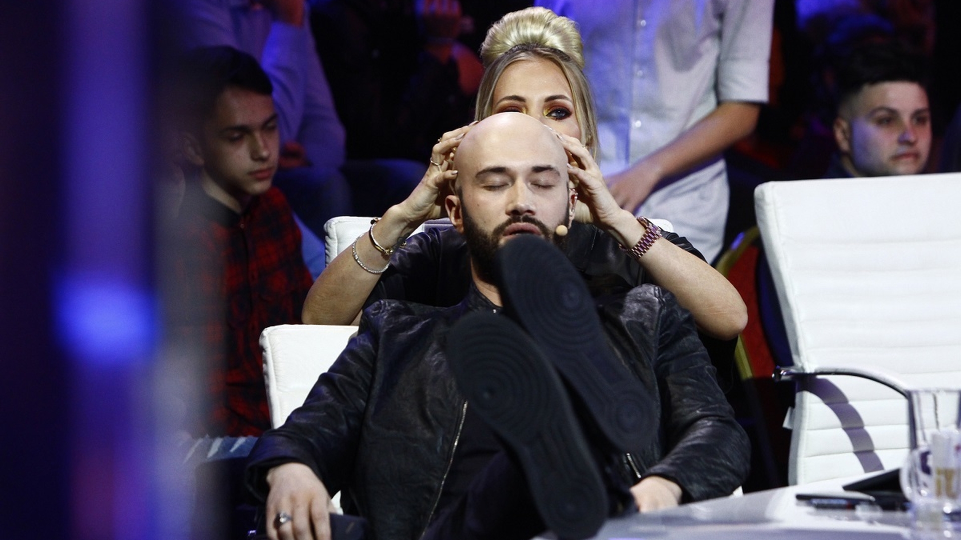 N-ai mai văzut asta până acum. Cum îi face Delia masaj lui Bendeac!
