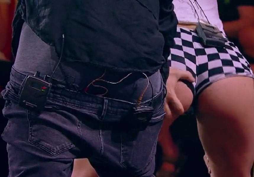 Imagini de senzaţie! MIHAI BENDEAC a rămas în chiloţi la TV! Cine l-a provocat să îşi dea pantalonii jos