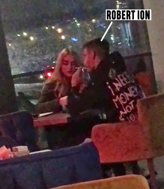 Robert Ion trage cu poftă din ţigară
