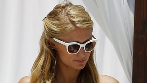 Toata lumea credea ca a disparut, dar blonda si-a facut brusc aparitia! Cum arata Paris Hilton doar in sutien, tolanita pe sezlong