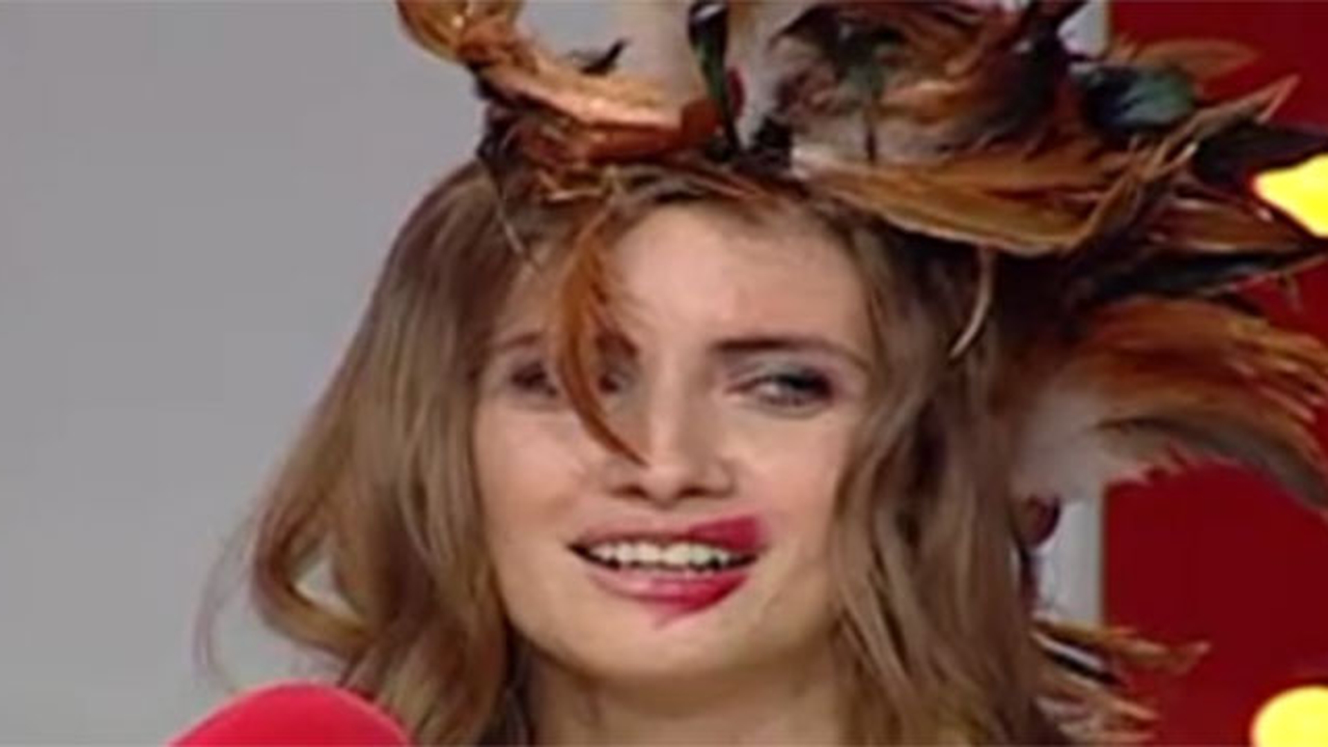 Aparitie ciudată la TV! Iulia Albu, cu rujul sters si cu pene in cap, in direct! Uite cum a putut să se afiseze