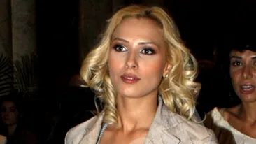 Iulia Vantur picteaza perdele de bucatarie: Ma relaxeaza