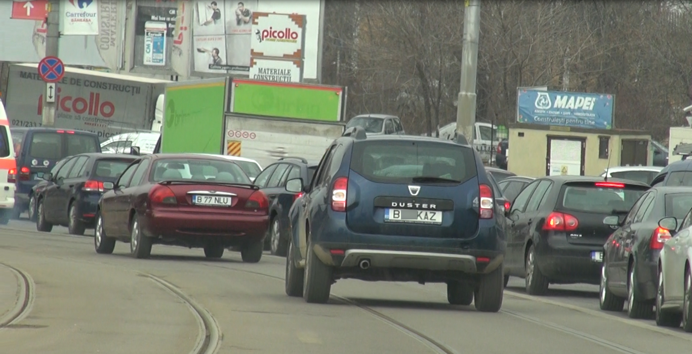 Bozo depăşeşte pe linia de tramvai