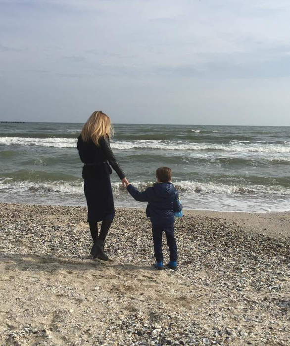 Zilele trecute, Adela a fost cu Davis la mare