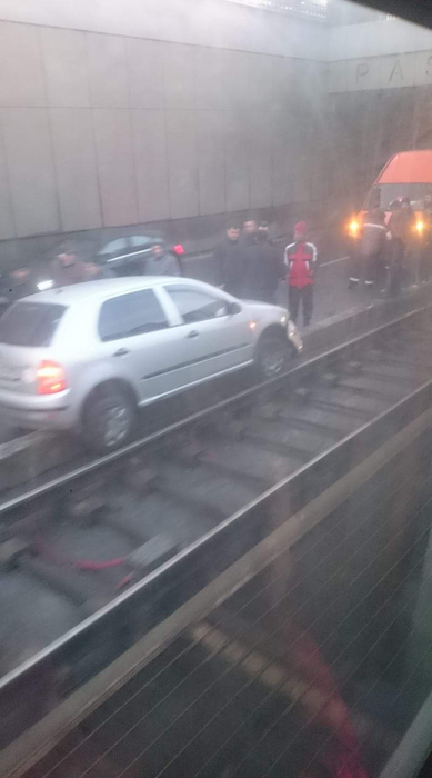 Accident de circulație în București. A fost blocată linia tramvaiului 41
